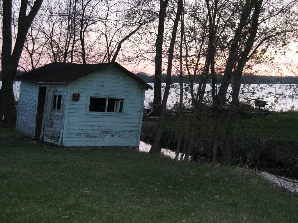 Apr 2007 - Plymouth, Minnesota. Deteriorating shed on the shore of Medicine Lake., Медисин-Лейк