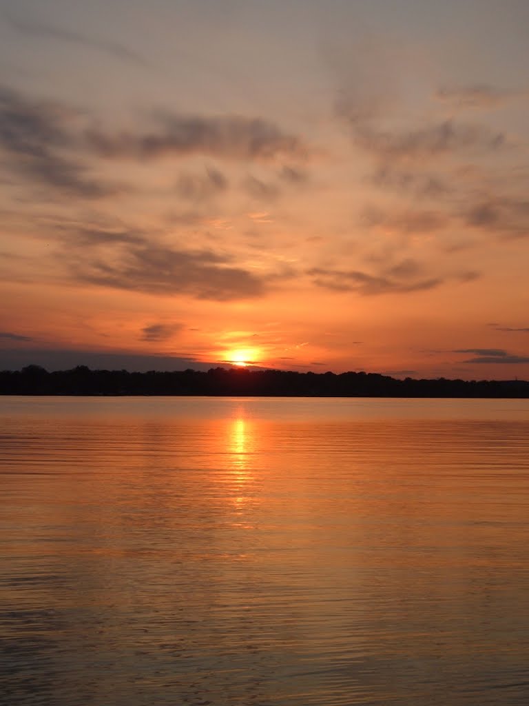 May 2005 - Plymouth, Minnesota. Setting spring sun reflecting on Medicine Lake., Медисин-Лейк