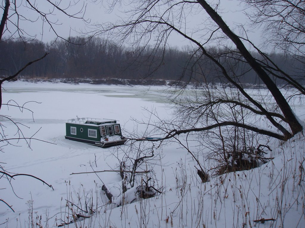 Houseboat frozen in the Mississippi River ice, Мендота