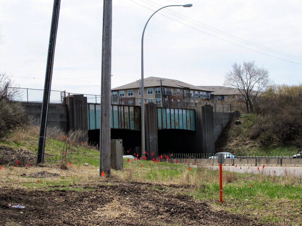 Historic Bridge 5309 (old Soo Line RR overpass), looking southwest from Lilac Park across Hwy 100., Сент-Луис-Парк