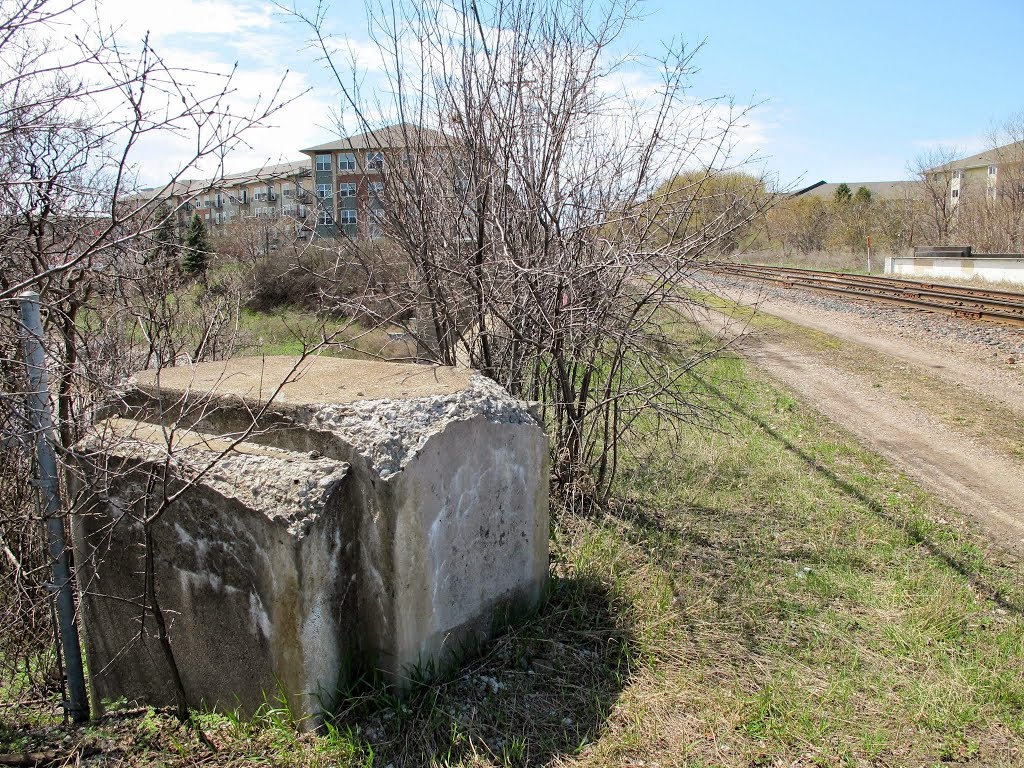 Concrete end-pier at the southeast corner of Bridge 5308 over Hwy 100, looking west., Сент-Луис-Парк