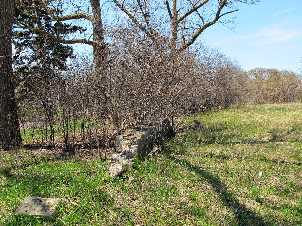 Remains of a retaining wall that once stood in Lilac Park, now inside the exit ramp from northbound Highway 100 to Minnetonka Blvd. Looking northwest., Сент-Луис-Парк