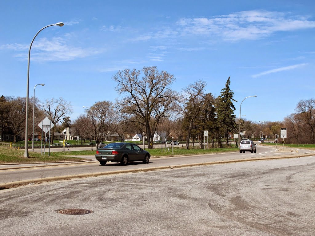 Entrance ramps connecting Minnetonka Blvd and northbound Highway 100, looking northwest.  These ramps were built in the late 1960s through what was the original Lilac Park built in the late 1930s., Сент-Луис-Парк