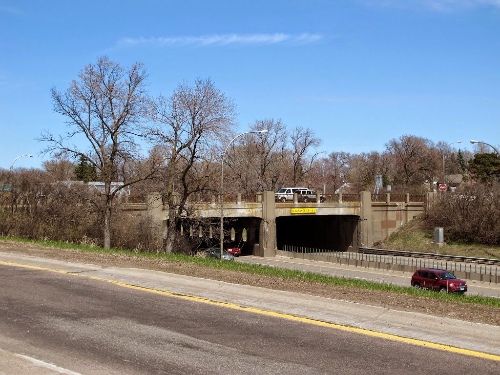 Historic Bridge 5598 (the Minnetonka Blvd overpass) on Highway 100. Looking northeast., Сент-Луис-Парк