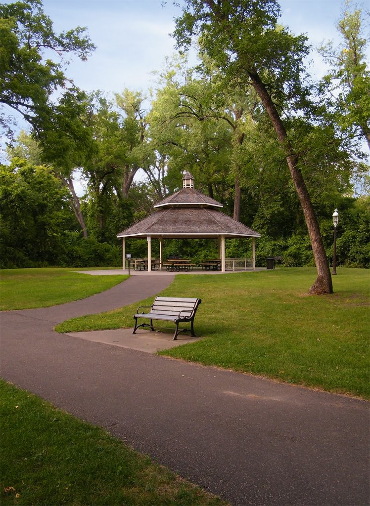 Park Bench and Picnic Pavillion, Manomin County Park, in Fridley, Minnesota, Фридли