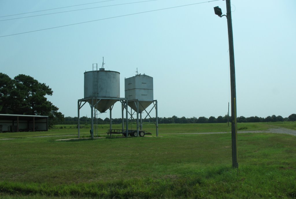 Dual silos off U.S. 65, Ватер Валли
