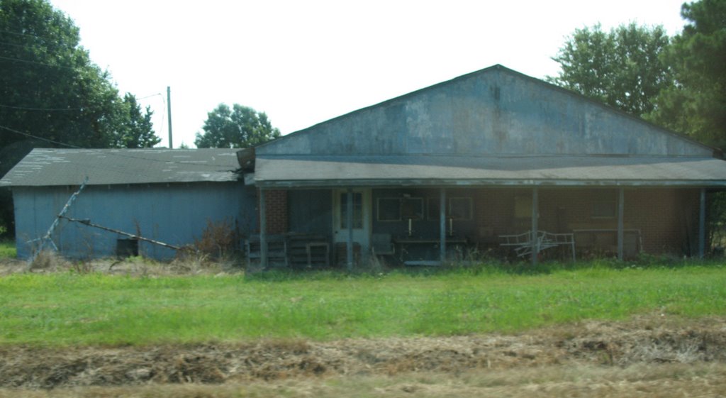 Old building off U.S. 65, Ватер Валли