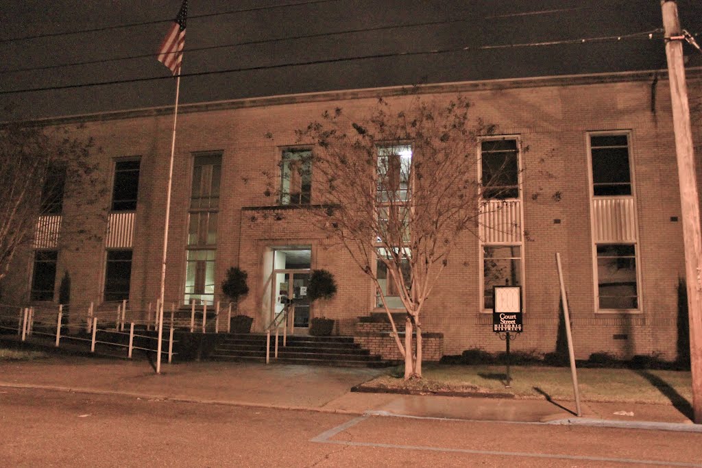 Clay County Courthouse - Built 1957 - West Point, MS, Вейр