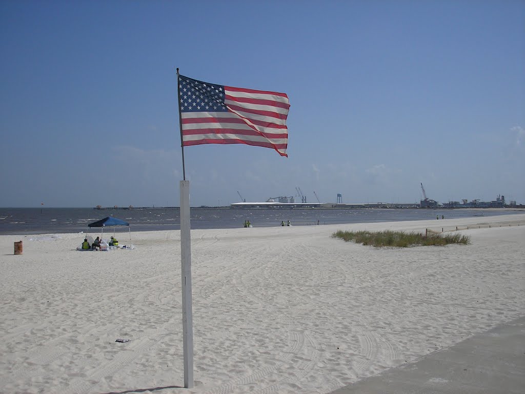 Gulfport Beach With cleanup crews---st, Гулфпорт