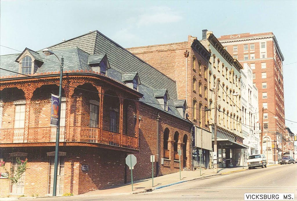 downtown Vicksburg, looking east up Clay St from Washington St (8-7-2000), Кингс