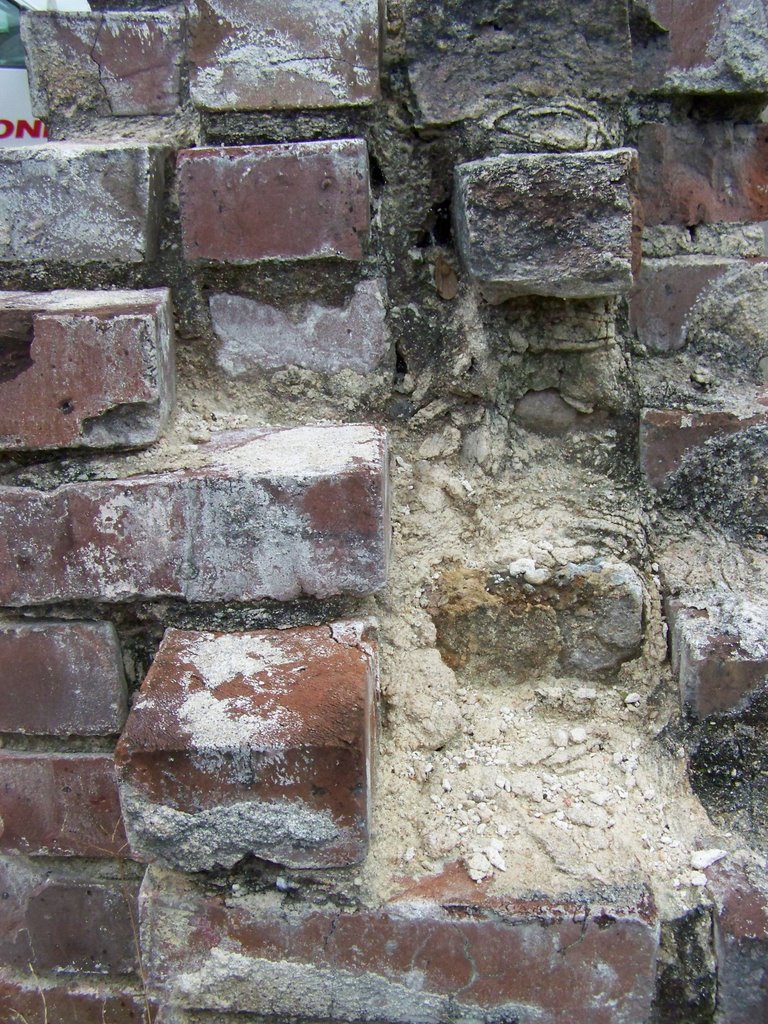 Columbus,MS deteriorating brick wall, Колумбус
