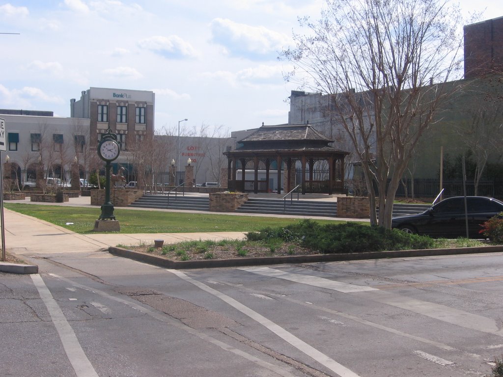 DuMont Plaza in downtown Meridian, MS, Меридиан