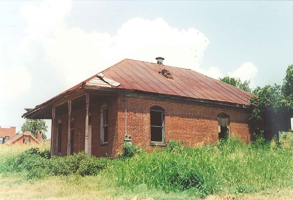 abandoned brick house, Natchez Ms, scanned 35mm (8-9-2000), Натчес