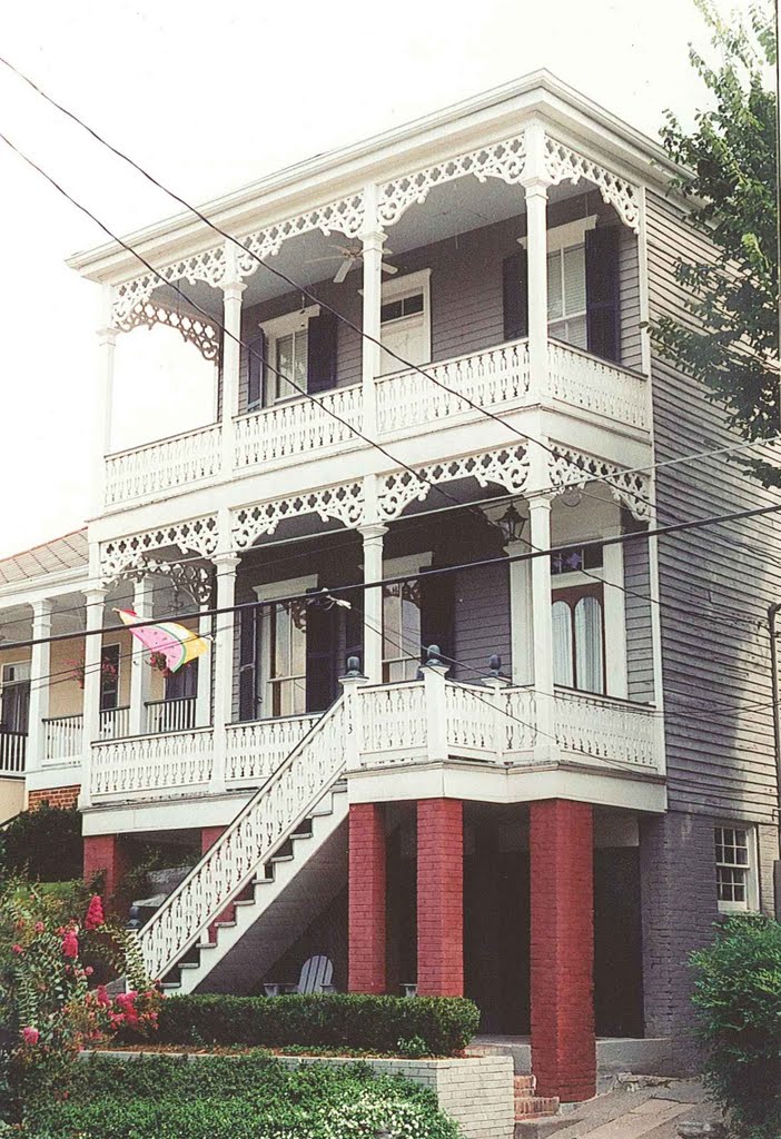 southern style Victorian townhouse, Natchez Ms, scanned 35mm (8-9-2000), Натчес