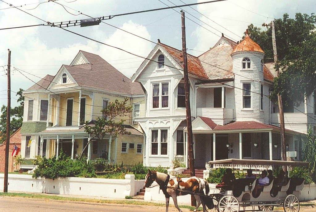 Queen-Anne Victorian townhouses, Natchez Ms, scanned 35mm (8-9-2000) location not found!, Натчес