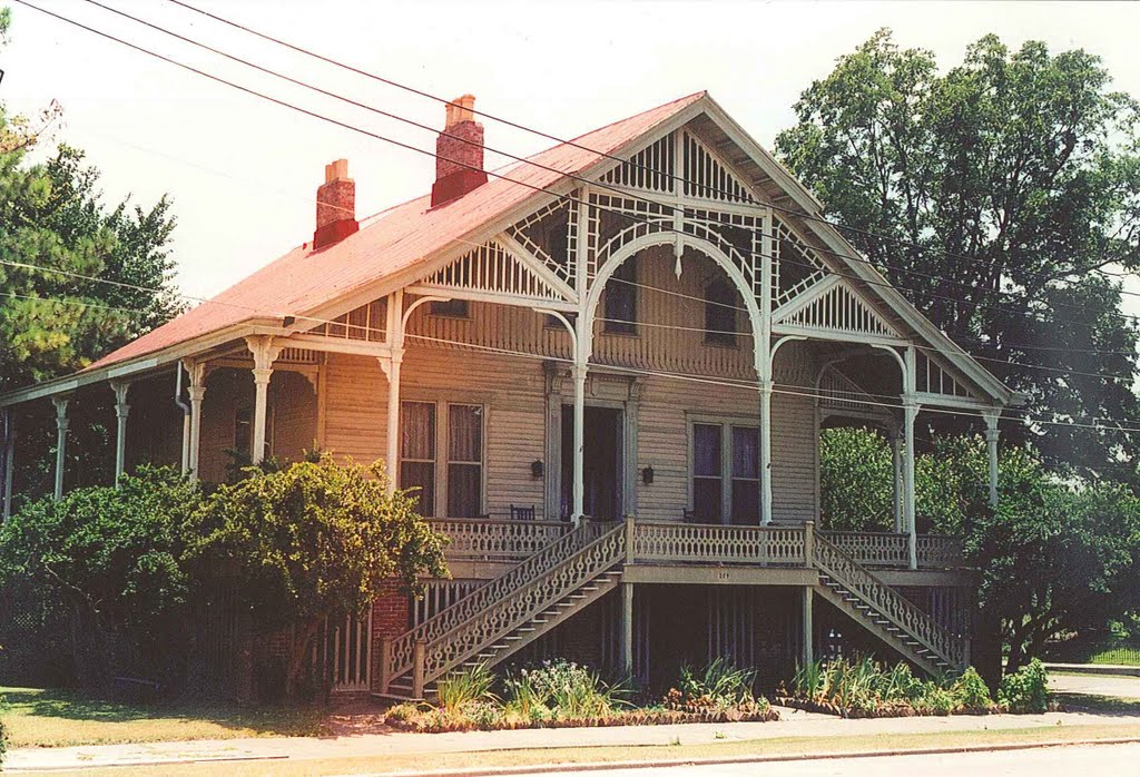 eclectic Steamboat Gothic Victorian, on bluff overlooking river, Natchez, scanned 35mm (8-9-2000), Натчес