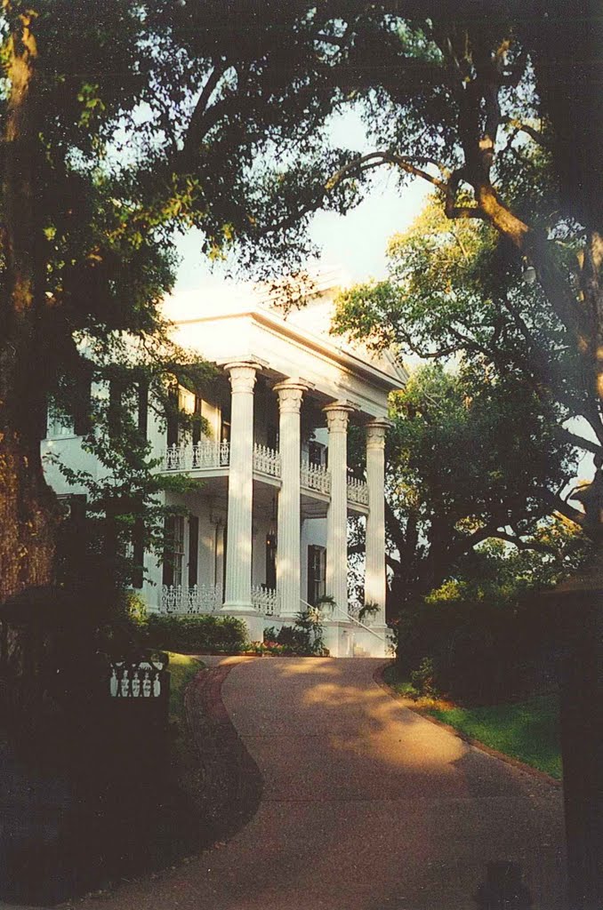 1851 "Stanton Hall", building material shipped here from Europe, Natchez Ms, scanned 35mm (8-9-2000), Натчес