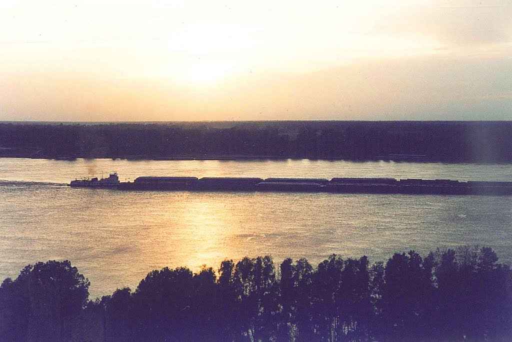 sunset over the Mississippi River, from atop the bluff, Natchez, scanned 35mm (8-8-2000), Натчес