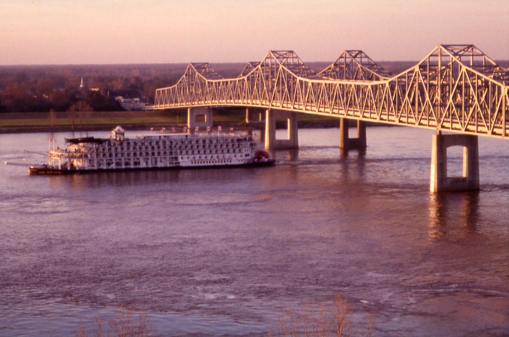 boat under bridges (Mississippi, USA), Натчес
