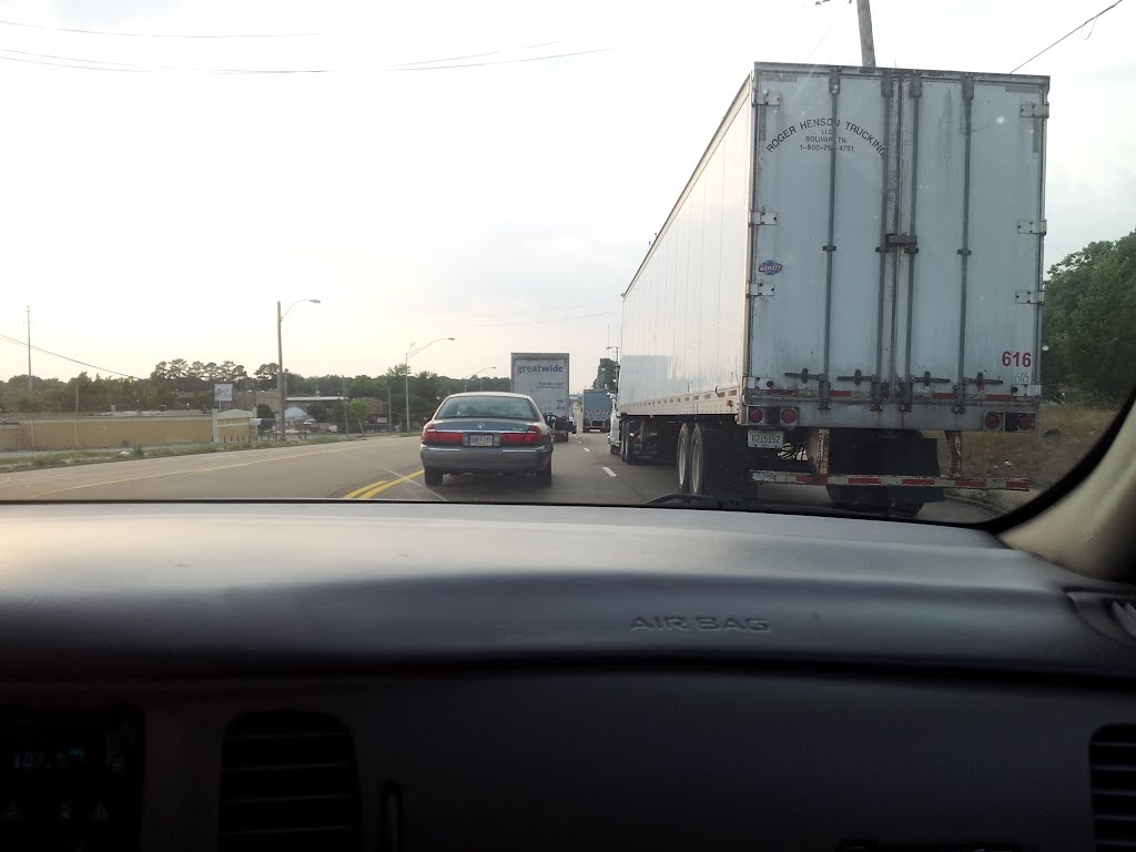 Trucks clogging Lamar ave. Welcome to Memphis., Олив Бранч