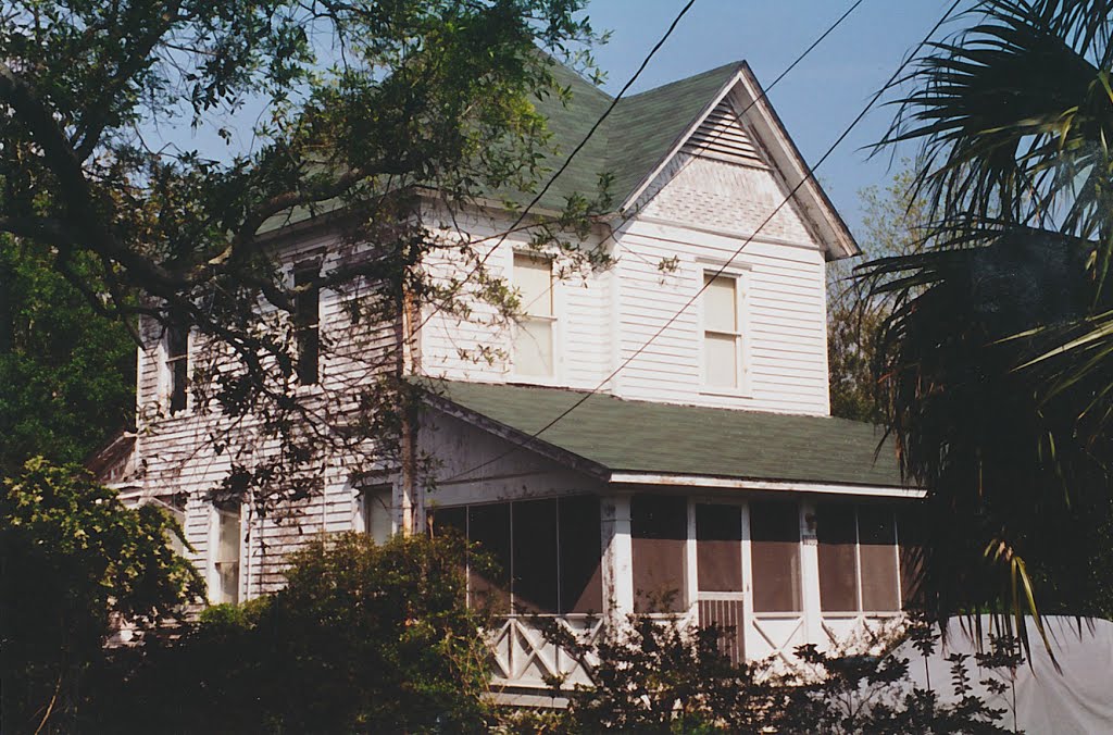 Pascagoula Home of Mary Jane Harris today  Look at the siding on the front. Still original., Паскагоула
