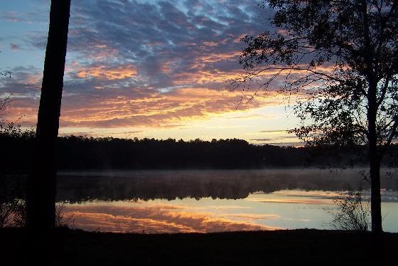 Sunrise over Turkey Fork Lake, DeSoto National Forest, Mississippi, Сандерсвилл