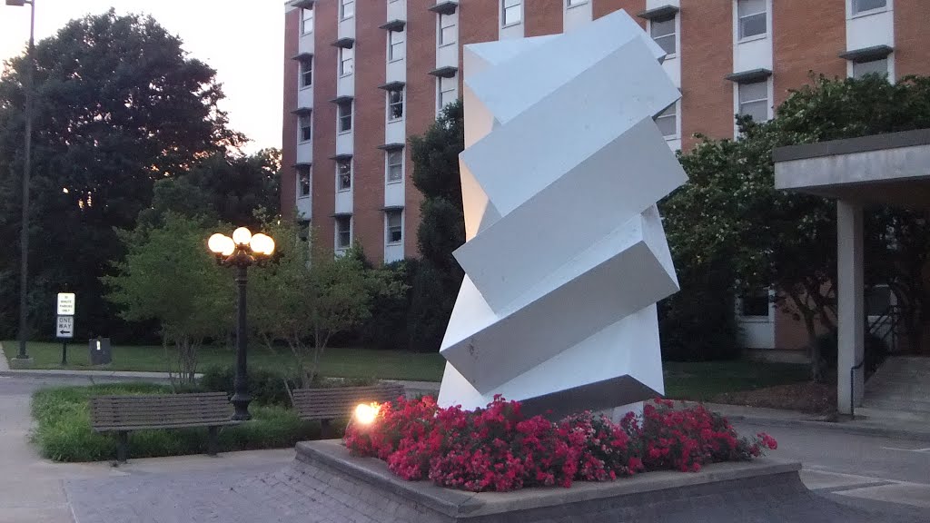 Sculpture in front of McArthur Hall, Старквилл