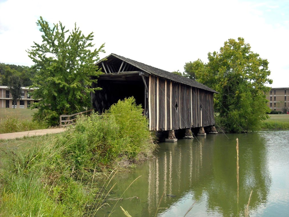 Alamuchee Bellamy Covered Bridge on the UWA Campus at Livingston, AL, Хикори