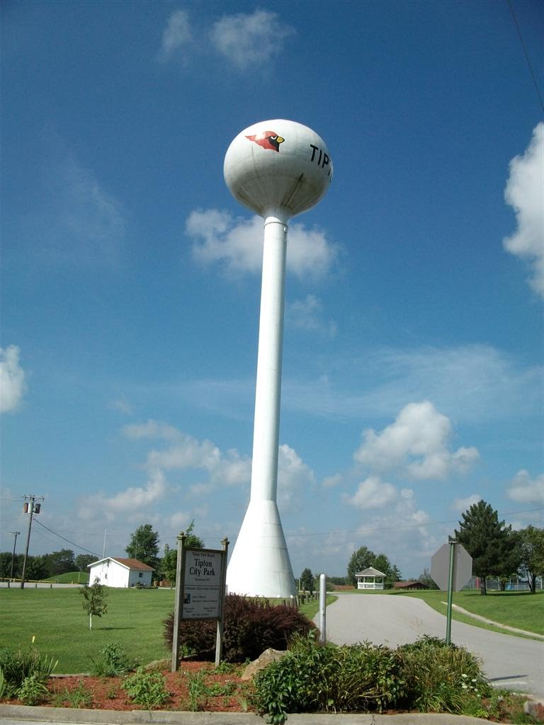 Tipton Cardinal water tower, east side, Tipton, MO, Вебстер Гровес