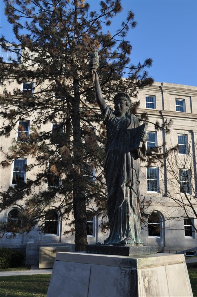 statue of liberty replica, capitol grounds, Jefferson City, MO, Джефферсон-Сити