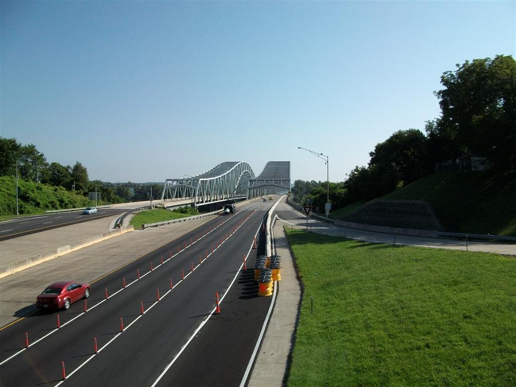 bridges over Missouri River, construction started on walkway on east side of northbound, Jefferson City, MO, Джефферсон-Сити
