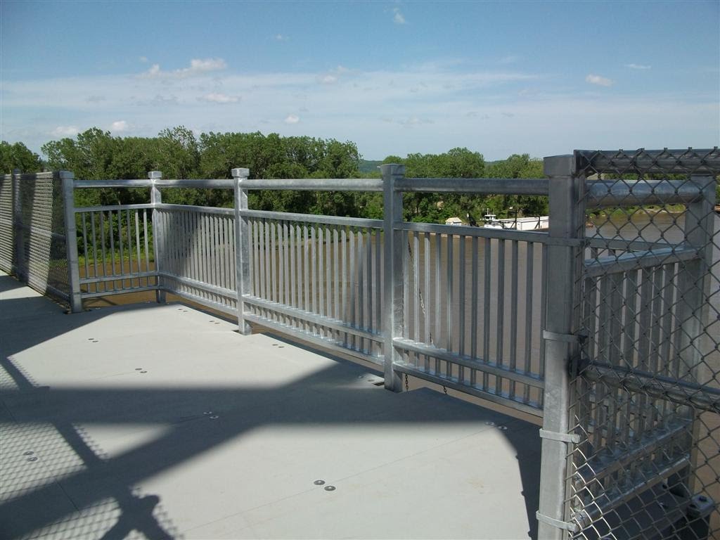 south viewing platform, pedestrian walkway over the Missouri River, Jefferson City, MO, Джефферсон-Сити
