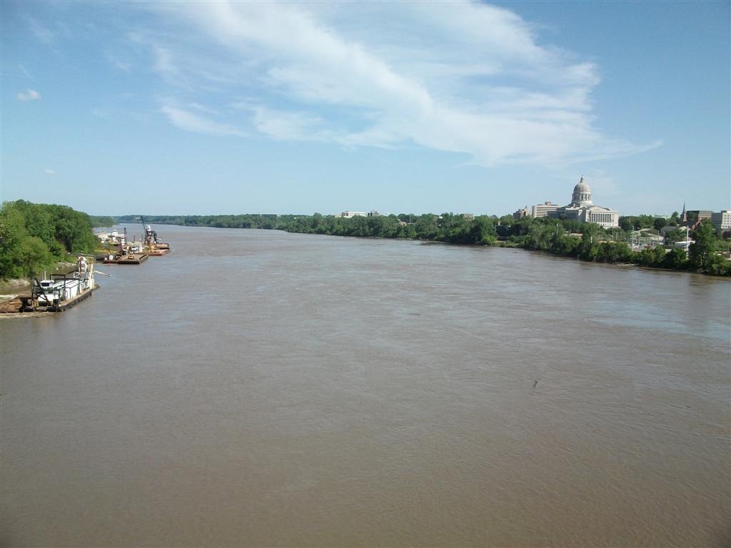 looking down the Missouri River, Muddy MO, from pedestrian walkway, barges on the left, capitol on the right, Jefferson City, MO, Джефферсон-Сити