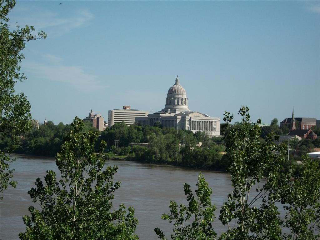 Missouri State Capitol building, from north end of pedestrian walkway over the Missouri River, Jefferson City, MO, Джефферсон-Сити