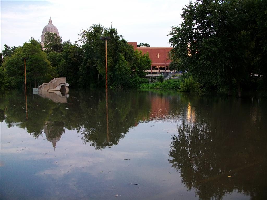 stairway to nowhere in flooded parking lot, Jefferson City, MO, Джефферсон-Сити