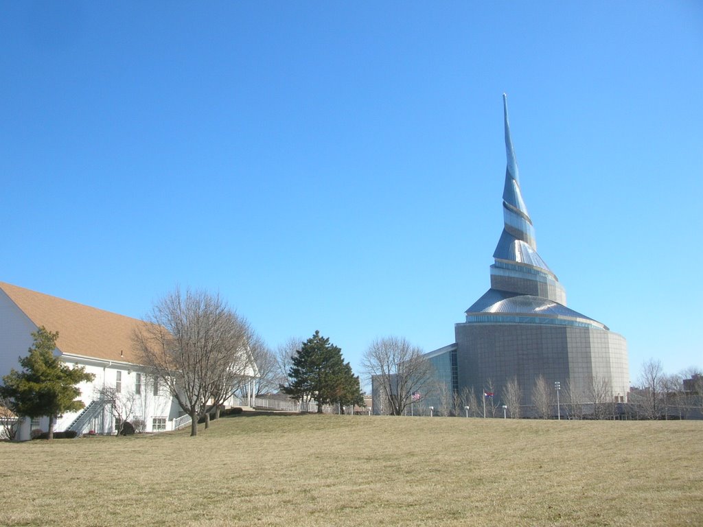 Church of Christ (Temple Lot) on the left, Community of Christ on the right, Temple Site in the foreground - Mar 2008, Индепенденс