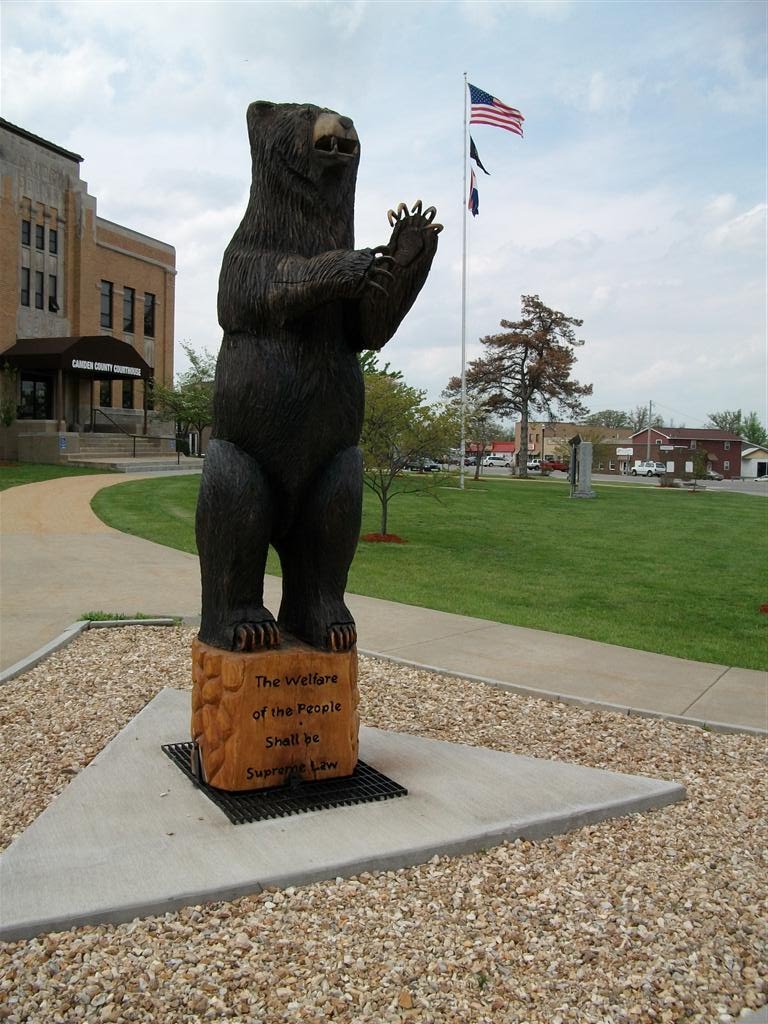 carved wooden bear, Camden County Courthouse, Camdenton, MO, Камдентон