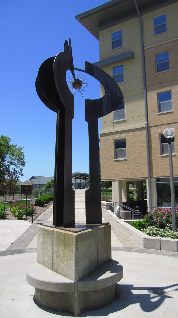 Statue between College Avenue Dorm and Hatch and Schurz Halls 2, University of Missouri, Колумбия