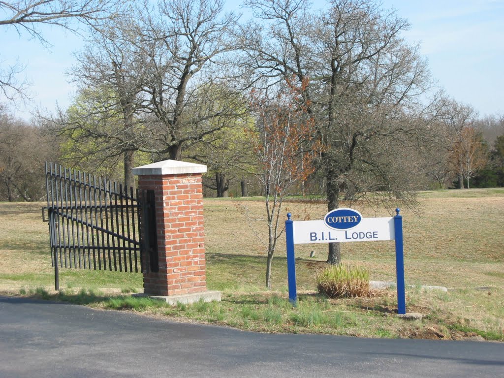 Entrance Gate to the B.I.L. Lodge, Маундвилл