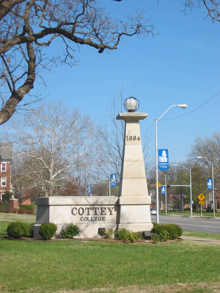 Cottey College entrance marker on eastbound West Austin Blvd., Невада