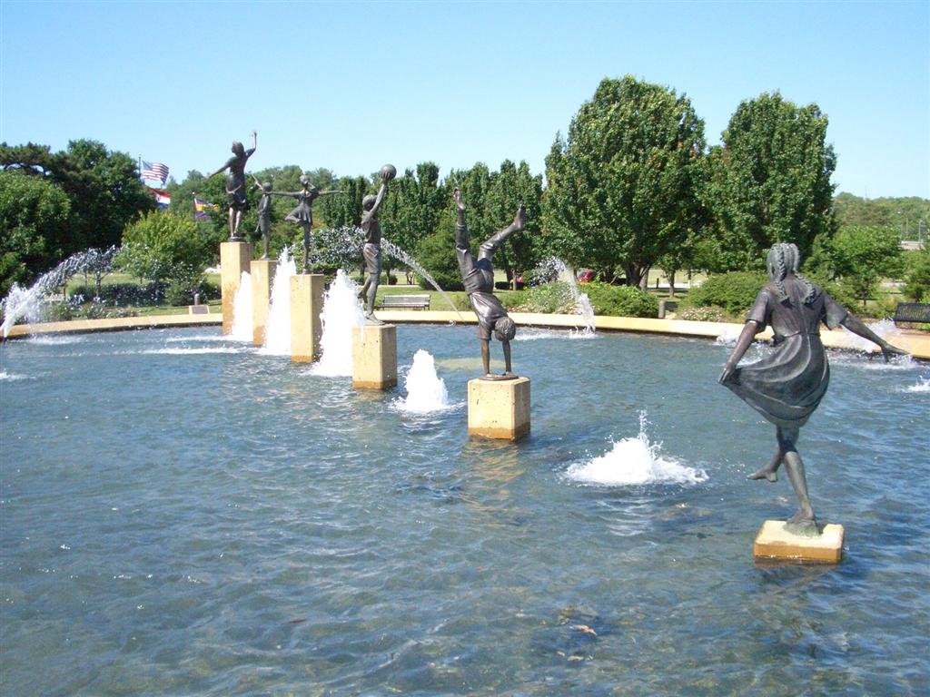Childrens Fountain, life-size bronzes, North Kansas City, MO, Норт-Канзас-Сити