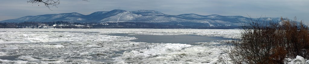 Newburgh River Front Ice, Ньюбург