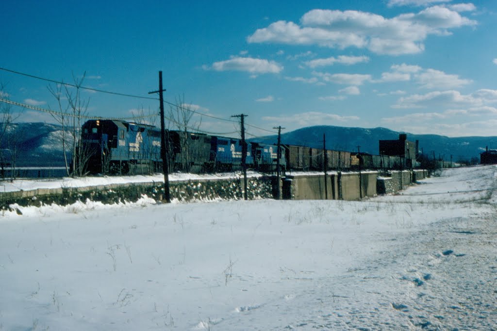 Northbound Conrail Freight Train at Newburgh, NY, Ньюбург