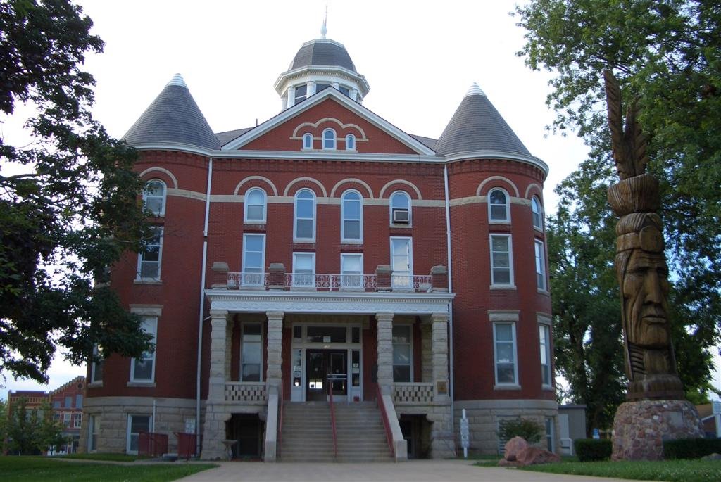 Doniphan County Courthouse, designed by George P Washburn, and Tall Oak sculpture, Troy, KS, Олбани (Генри Кантри)