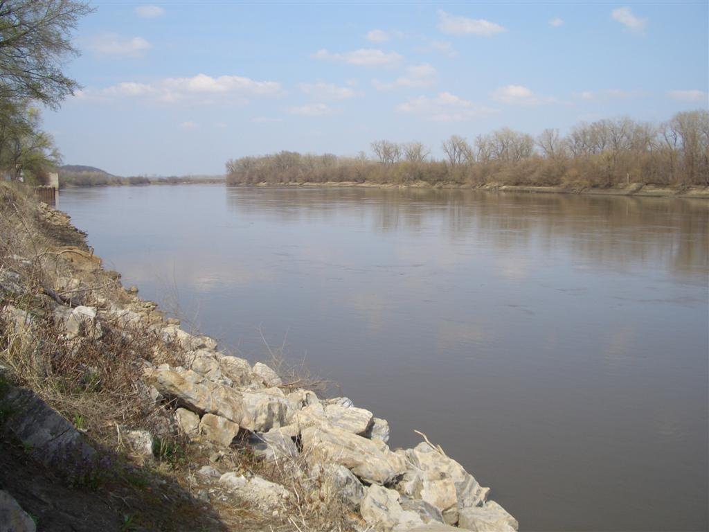 Missouri River, looking north from Indpendence Park Landing, Atchison, KS, Олбани (Генри Кантри)