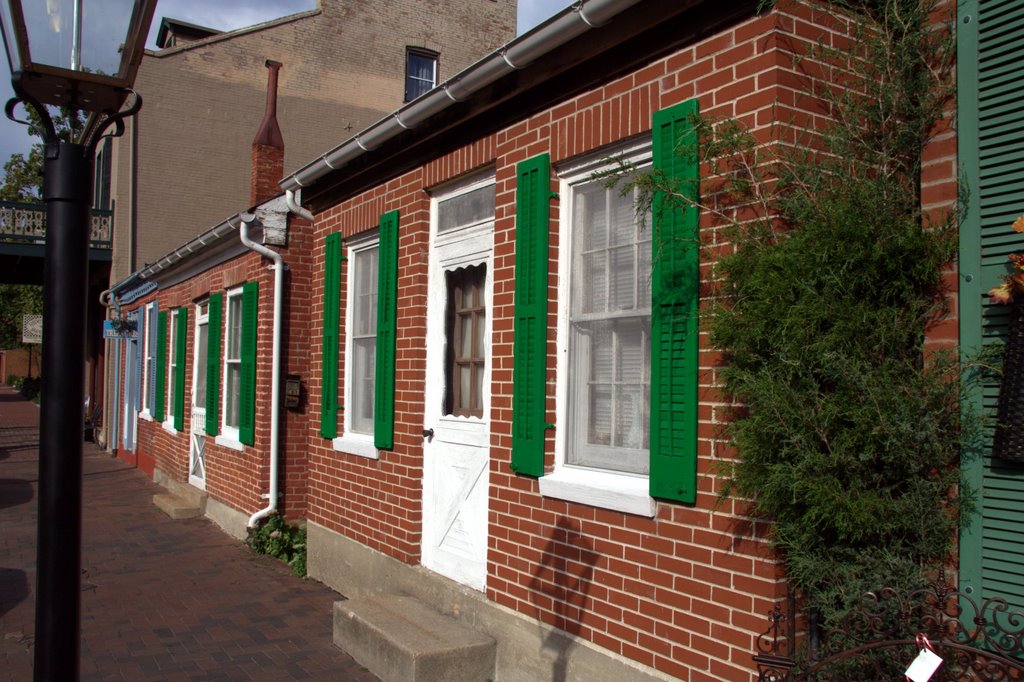Green shutters on Historic Main Street, Сант-Чарльз