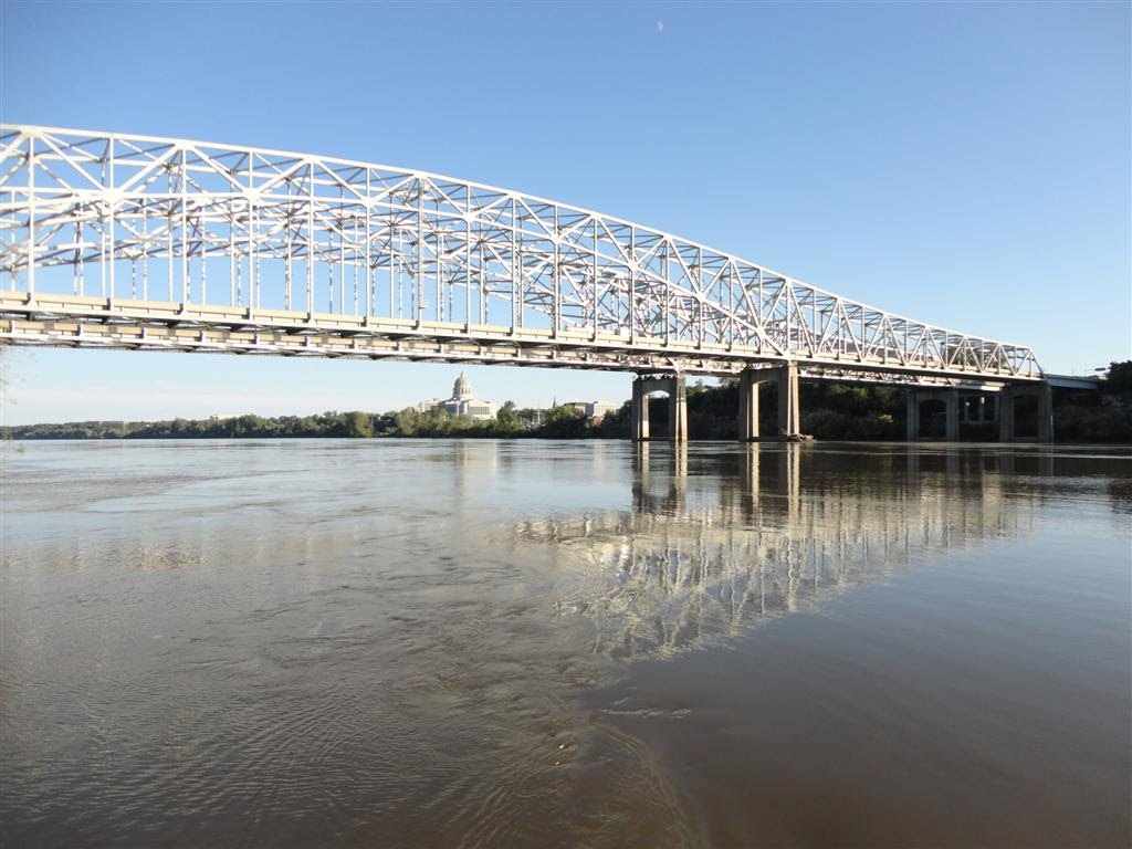 US 54 US 63 bridges over the Missouri River from the boat dock, Jefferson City, MO, Седар-Сити