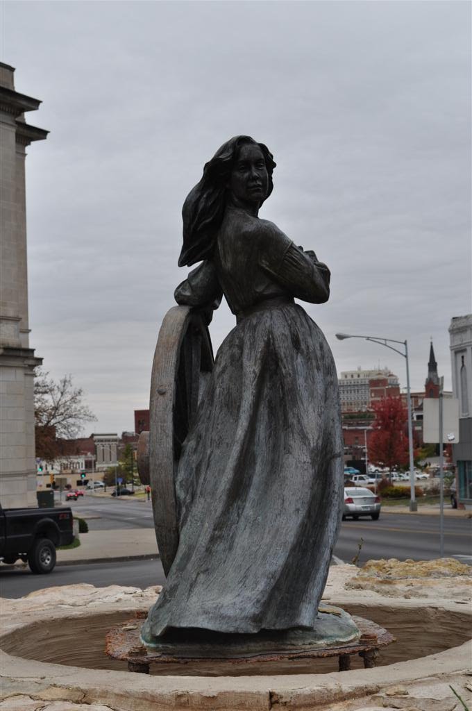 NoTurning Back, bronze statue of girl and wagon wheel, St Joseph, MO, Сент-Джозеф