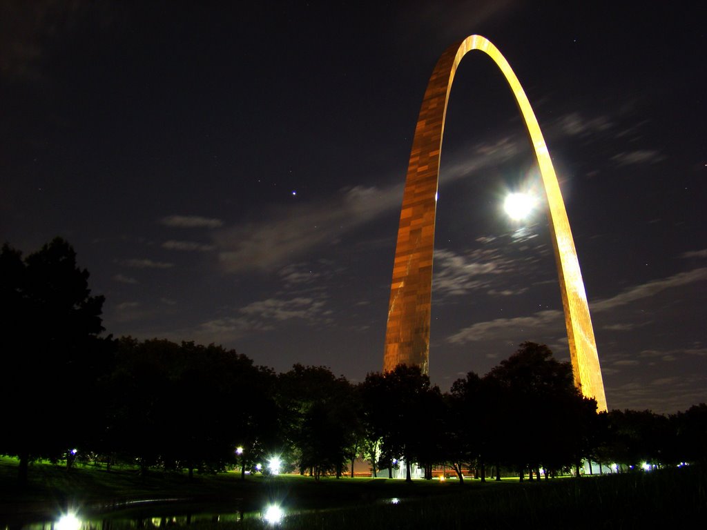 DSC01036 St. Louis Arch at night 08/11/08 - S view, Сент-Луис