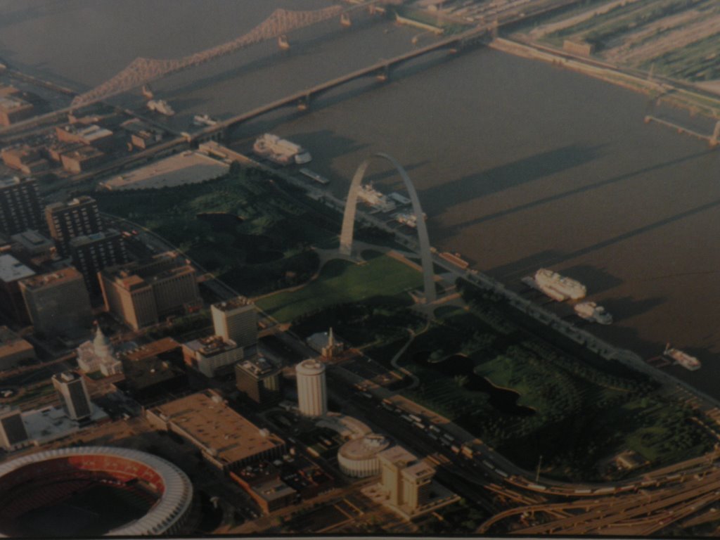 St. Louis Gateway Arch at Sunset from Airplane, Сент-Луис